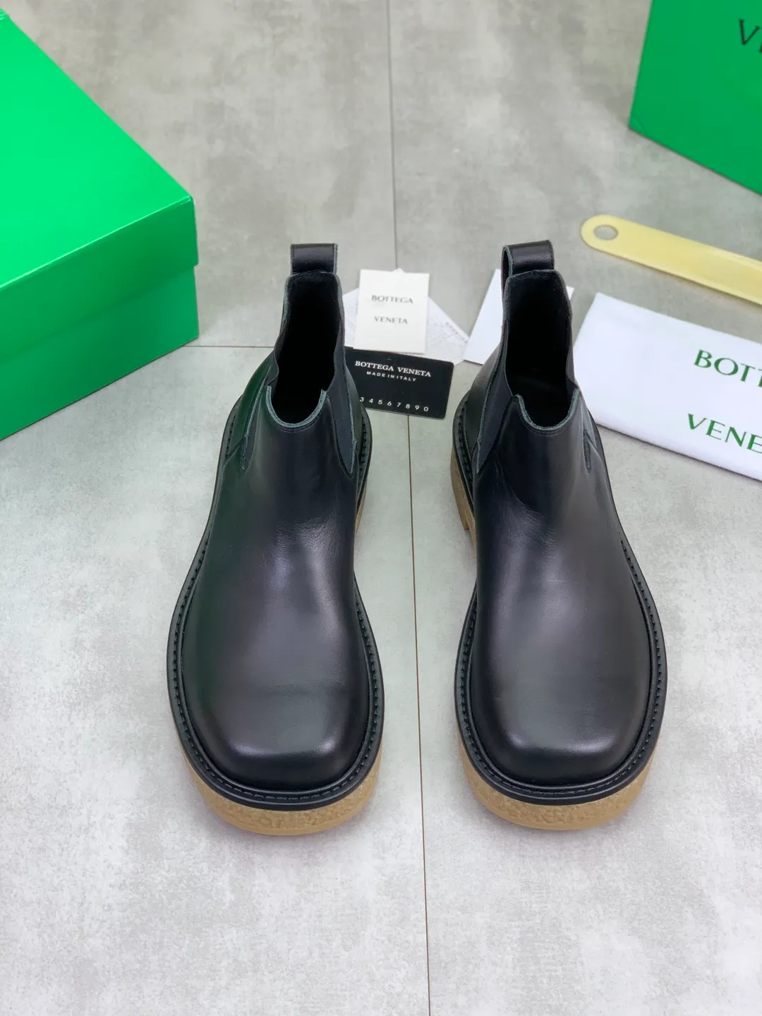 Men's men's shoes 💰P740 New model 💰 Top quality (beef tendon outsole series) 💎💎💎 BOTTEGA VENETA official website synchronizes the latest model, top version of the market's highest version of BV business leather shoes, accept material comparison, shoe type comparison, process comparison, practical and texture, versatile, suitable for any occasion, the more you look at it, the more flavorful it becomes. Pure hand-woven craftsmanship - upper material, imported original hand-woven calfskin - high-quality water-dyed sheepskin lining - original private model customized beef tendon outsole -Size: female 35-39 (34 40 customized) male 39-44 (38 45 customized) Comes with original BV green box, complete packaging.
